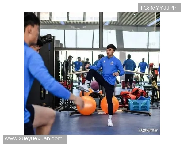 戴伟浚突破助力中国足球崛起展现年轻球员的无限潜力与希望